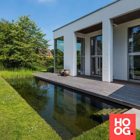 Sleek modern villa with swimming pond