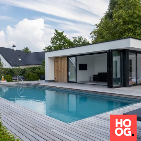Verhoogd zwembad met modern pool house