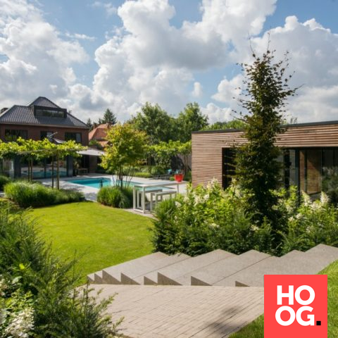 Moderne tuin met zwembad en poolhouse