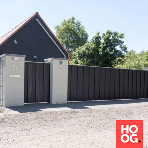 Moderne poort met verticale bekleding in Zeeland